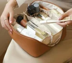 Вместительная косметичка с диагональной застежкой CosmyCase, коричневая — фото 8