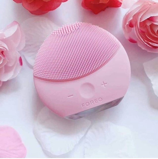 Электрическая щетка-массажер для лица FOREO LUNA mini 2 / Силиконовая щетка Электрическая щетка-массажер для лица FOREO LUNA mini 2 / Силиконовая щетка